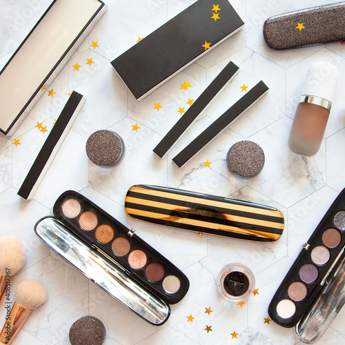 Canvastavla Flat lay composition of different beauty cosmetics of eyeliners, eyeshadow palet
