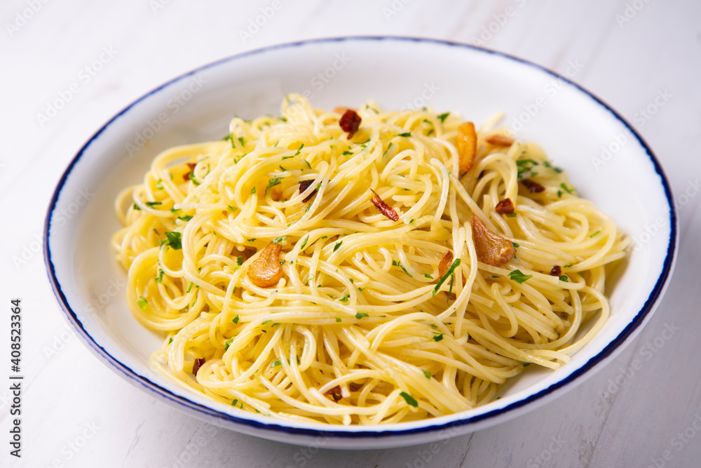 Espaguetis aglio olio traditional recipe from Italy.