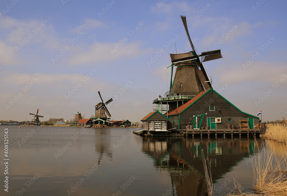 Holland view to kinderdijk windmills 