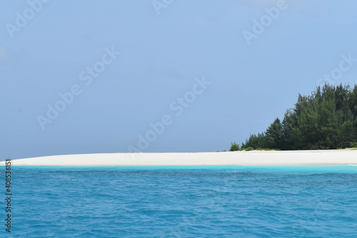 Fototapeta Naklejka Na Ścianę i Meble -  White beaches and blue ocean.