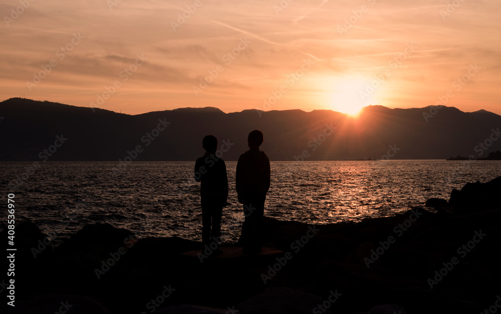 tramonto lago mare siluette bambini paesaggio panorama yoga benessere 