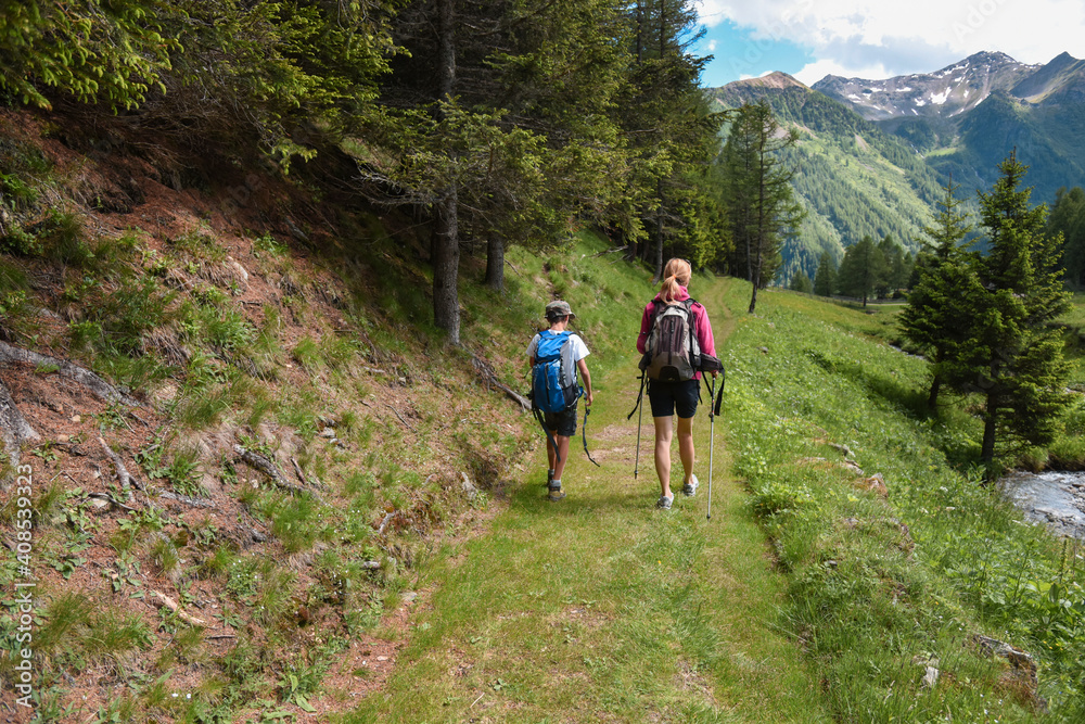 escursione bambini famiglia camminare in montagna aria aperta distanziamento sociale 