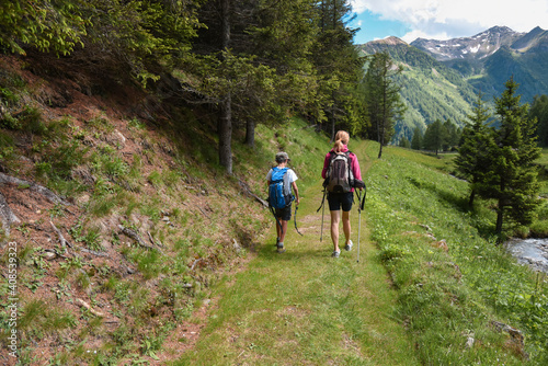 escursione bambini famiglia camminare in montagna aria aperta distanziamento sociale  © franzdell