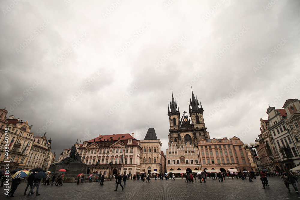 Naklejka premium Goldene Stadt Prag im Dauerregen; Altstädter Ring mit Teynkirche