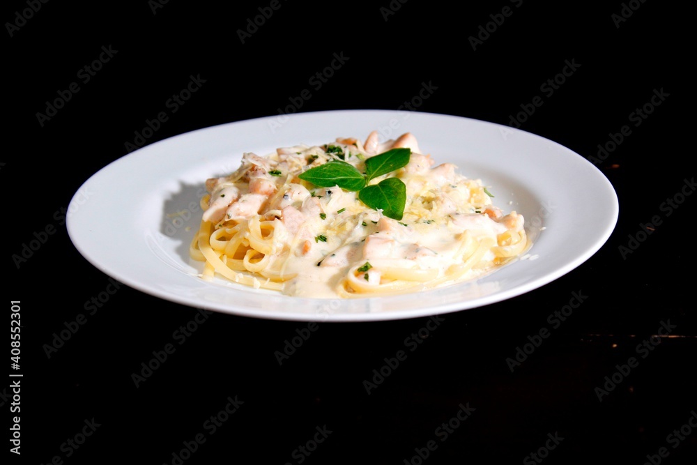 Massa bolonhesa dos espaguetes com molho de tomate, filé de carne, filé frango, vegetais, legumes e carne triturada. Massa bolonhesa dos espaguetes com molho de tomate, filé de carne, filé frango, vegetais, legumes e carne triturada.