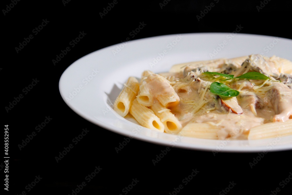 Massa bolonhesa dos espaguetes com molho de tomate, filé de carne, filé frango, vegetais, legumes e carne triturada.