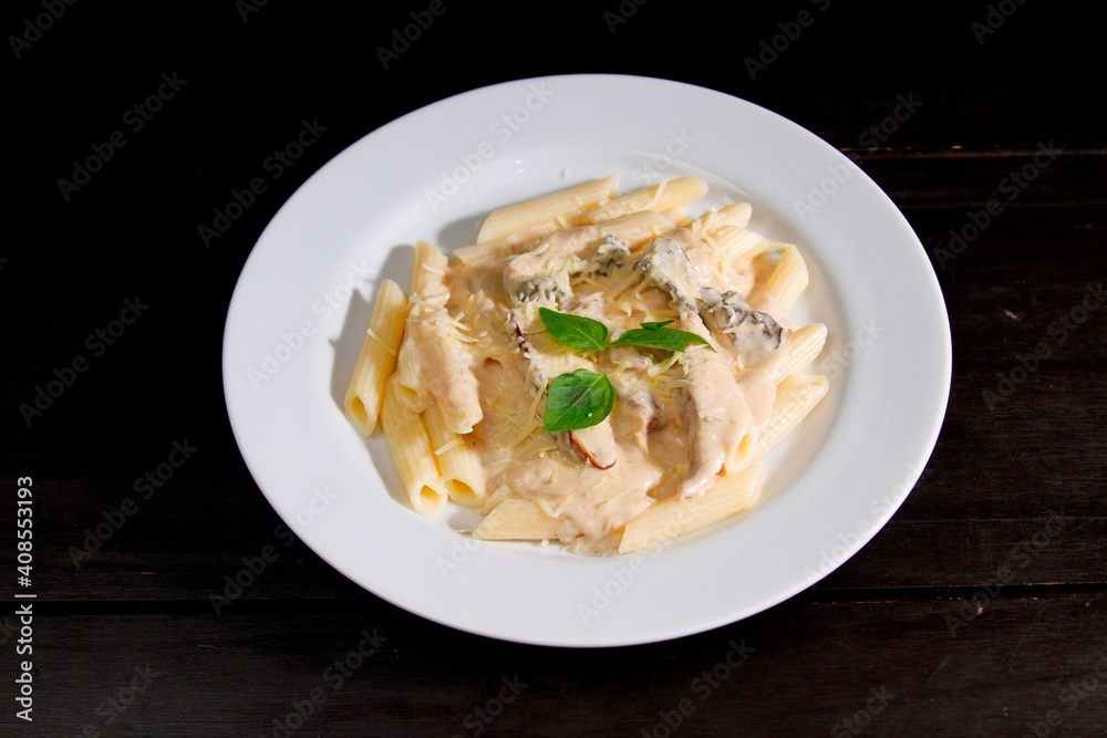 Massa bolonhesa dos espaguetes com molho de tomate, filé de carne, filé frango, vegetais, legumes e carne triturada. Massa bolonhesa dos espaguetes com molho de tomate, filé de carne, filé frango, vegetais, legumes e carne triturada.