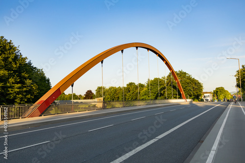 Bogenbrücke mit Straße in abendlicher Stimmung
