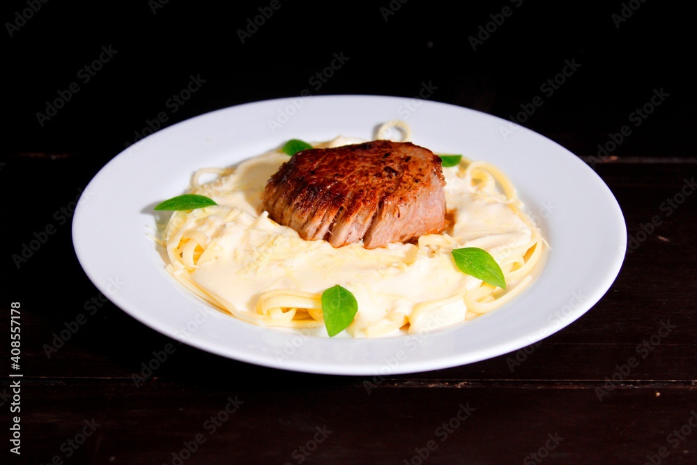 Massa bolonhesa dos espaguetes com molho de tomate, filé de carne, filé frango, vegetais, legumes e carne triturada. Massa bolonhesa dos espaguetes com molho de tomate, filé de carne, filé frango, vegetais, legumes e carne triturada.