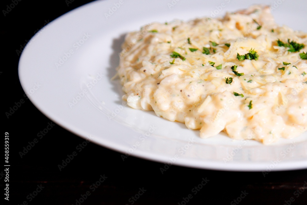 Massa bolonhesa dos espaguetes com molho de tomate, filé de carne, filé frango, vegetais, legumes e carne triturada. Massa bolonhesa dos espaguetes com molho de tomate, filé de carne, filé frango, vegetais, legumes e carne triturada.