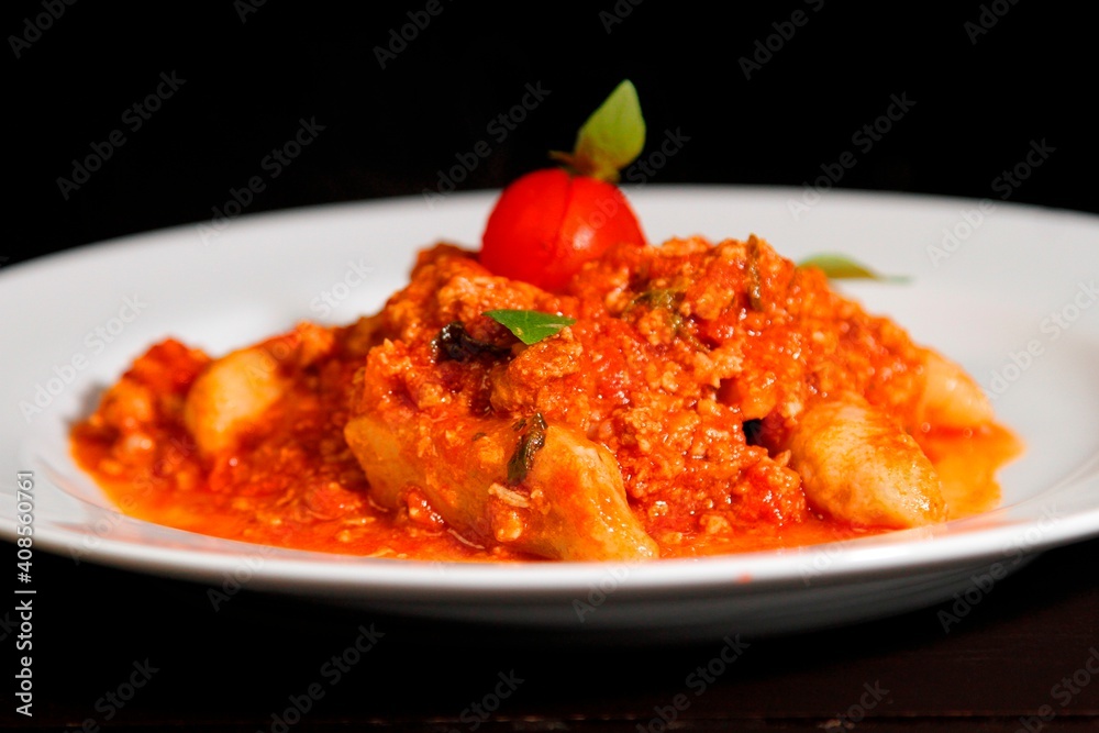 Massa bolonhesa dos espaguetes com molho de tomate, filé de carne, filé frango, vegetais, legumes e carne triturada. Massa bolonhesa dos espaguetes com molho de tomate, filé de carne, filé frango, vegetais, legumes e carne triturada.