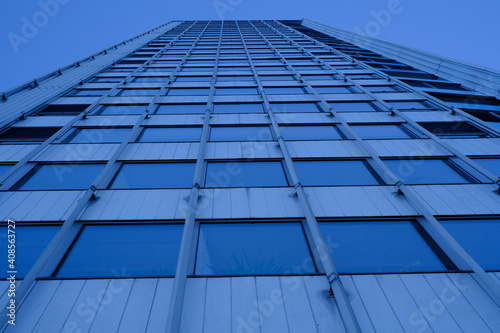 Fassade an einem Hochhaus mit blauem Himmel