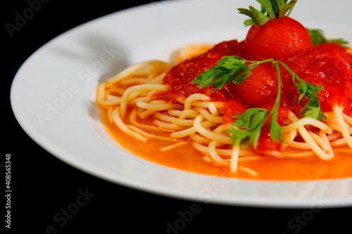 Massa bolonhesa dos espaguetes com molho de tomate, filé de carne, filé frango, vegetais, legumes e carne triturada. photo