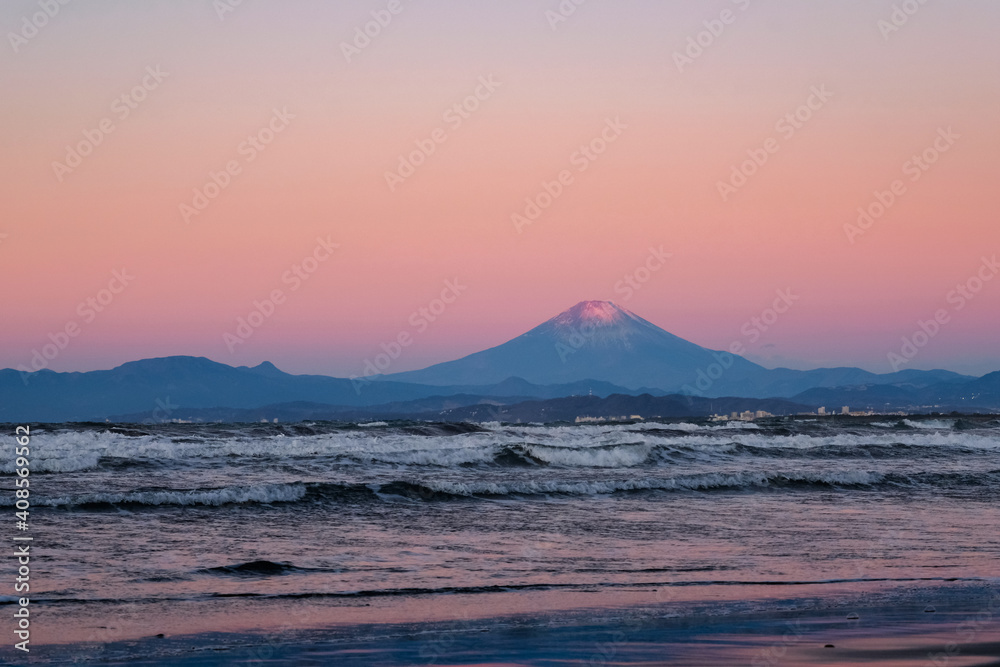 神奈川県、片瀬海岸から見る早朝の相模湾と富士山