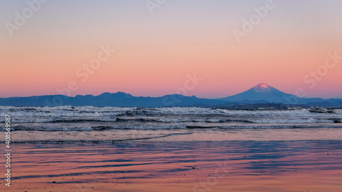 神奈川県、片瀬海岸から見る早朝の相模湾と富士山 photo