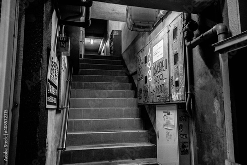 Photos 薄暗いビルの階段