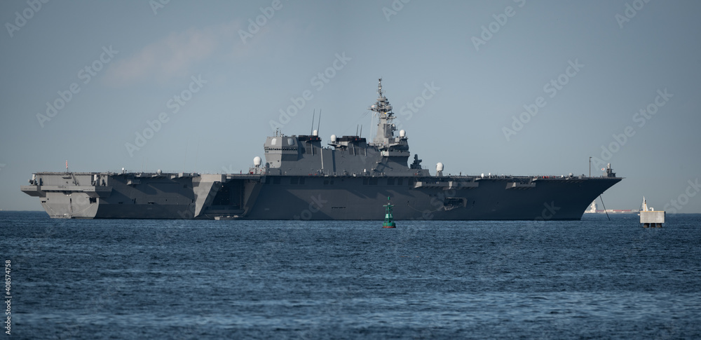 沖に停泊する海上自衛隊のヘリコプター搭載護衛艦 沖に停泊する海上自衛隊のヘリコプター搭載護衛艦