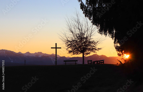Bergkreuz im Abendlicht