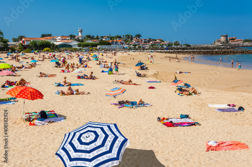 Distanciation sociale sur plage de Ciboure-Socoa, Biarritz, France photo