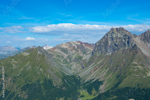 Foto View into a typical trough valley in the Grisons mountains, Switzerland