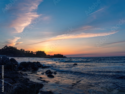 曇りの日の海岸の夕暮れ © bluebullet0315