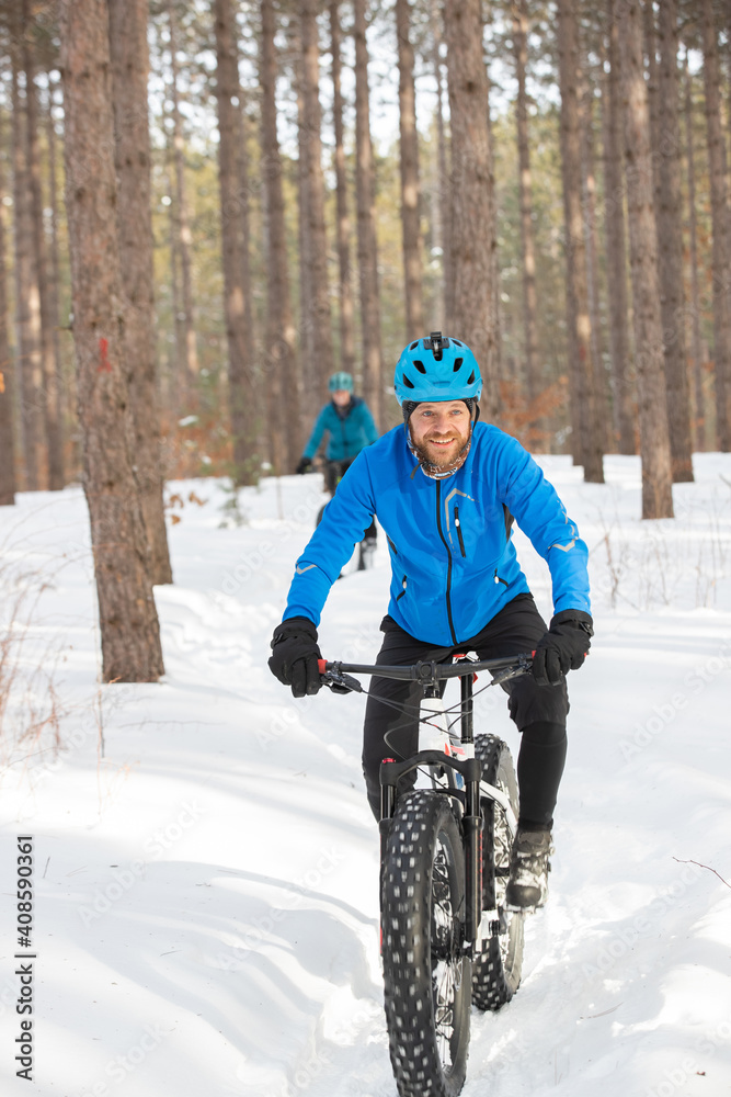 Attractiveman ridesi his fat bike in the snow