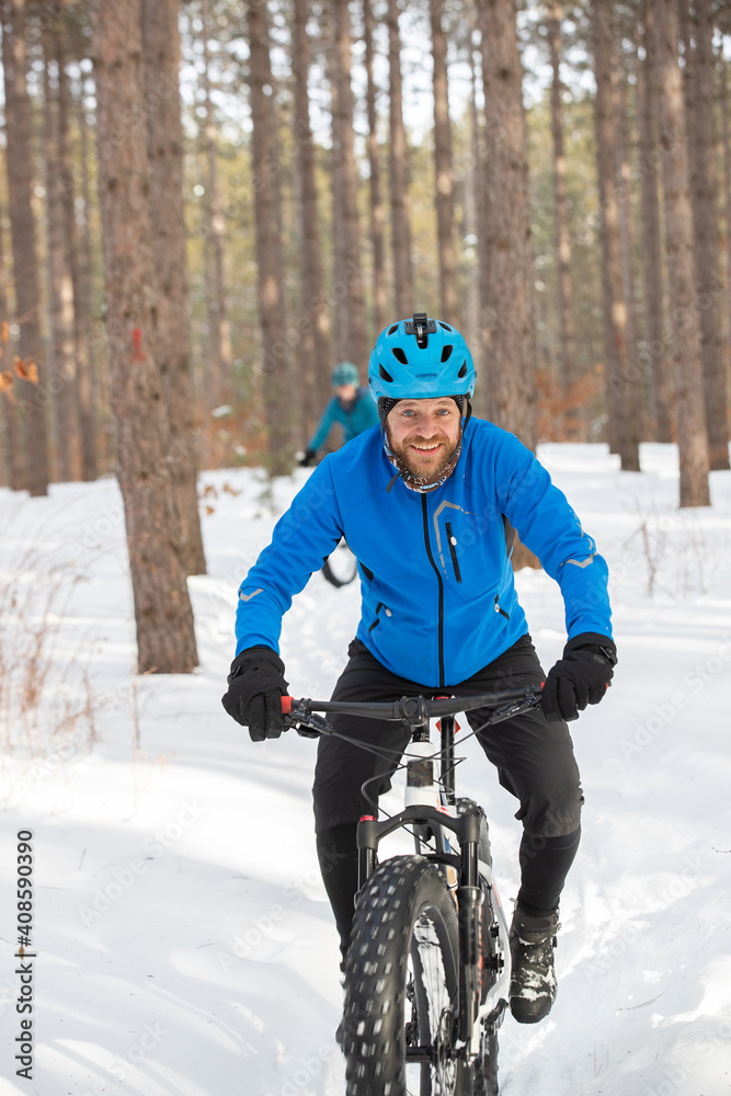 Attractiveman ridesi his fat bike in the snow