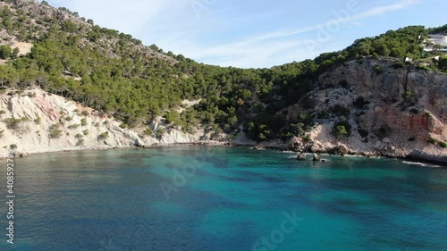 Vista aérea de la playa de Mallorca con el mar de color turquesa y aguas cristalinas . Concepto de vacaciones, verano y vacaciones	 photo