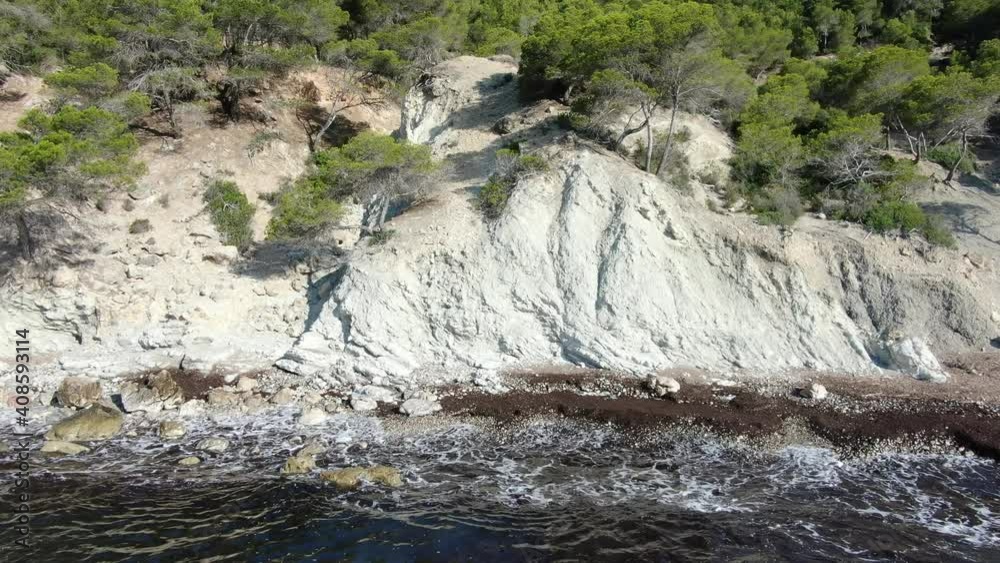 Vista aérea de la playa de Mallorca con el mar de color turquesa y aguas cristalinas . Concepto de vacaciones, verano y vacaciones	