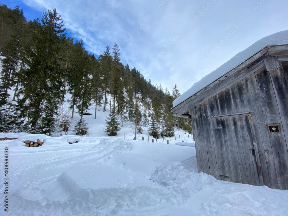 Schneeschuhwandern am Achensee und Achenkirch Pertisau im Oberautal und am Stod Wasserfall in der Nähe von Schwaz Innsbruck Tirol Grenze zu Bayern am späten Nachmittag im Winter 