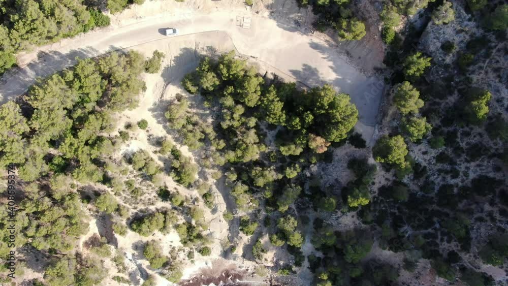 Vista aérea de la playa de Mallorca con el mar de color turquesa y aguas cristalinas . Concepto de vacaciones, verano y vacaciones	