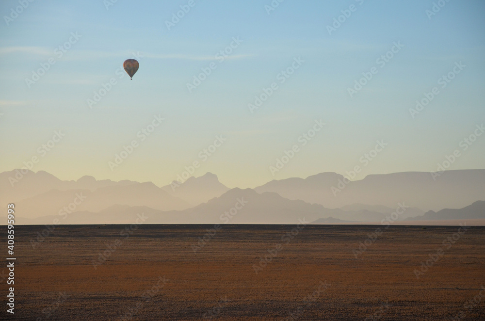 Heißluftballon bei Sonnenaufgang in der Namib Heißluftballon bei Sonnenaufgang in der Namib