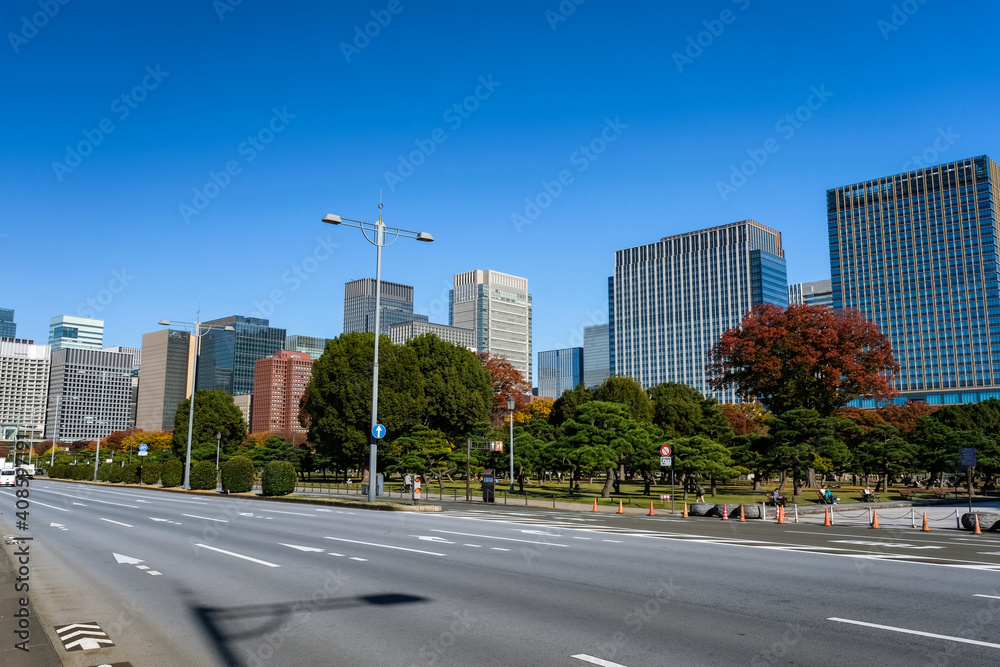 東京都 内堀通りと丸の内、高層ビル群