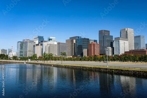 東京都 皇居前広場と丸の内、高層ビル群 © 健太 上田
