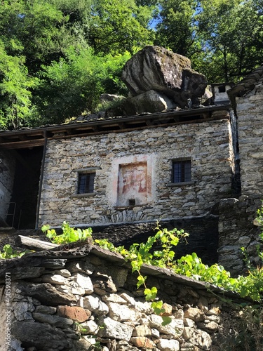Rustico unter dem Fels in Malvaglia, Bleniotal, Tessin photo