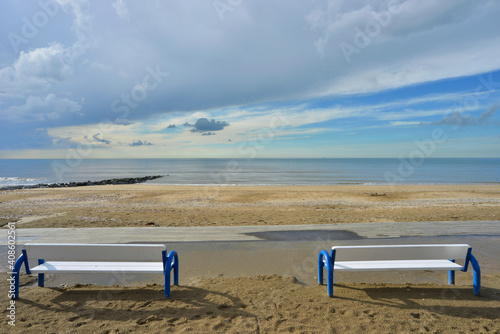 Deux bancs face à la mer, à Blonville-sur-Mer (14910) plage, département du Calvados en région Normandie, France
