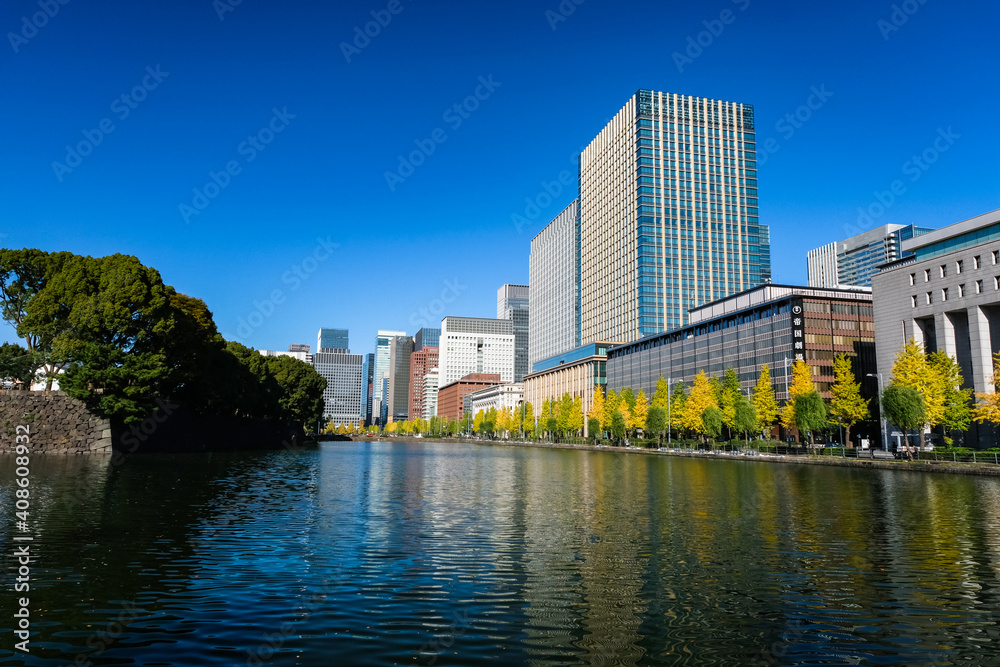 Obraz premium 東京都 秋の丸の内高層ビル群と日比谷濠