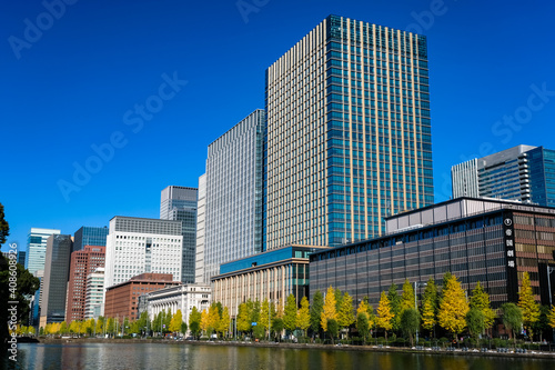 東京都 秋の丸の内高層ビル群と日比谷濠