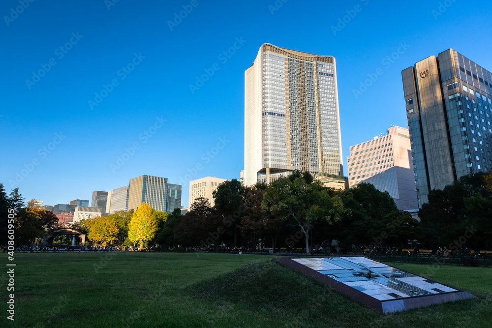 Obraz premium 東京都 夕方の日比谷公園と高層ビル群
