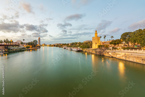 Una foto paisajística de la Torre del Oro de Sevilla junto al río Guadalquivir. photo