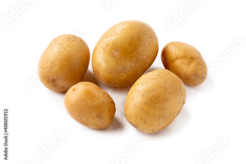 Gruppo di patate crude isolate su fondo bianco