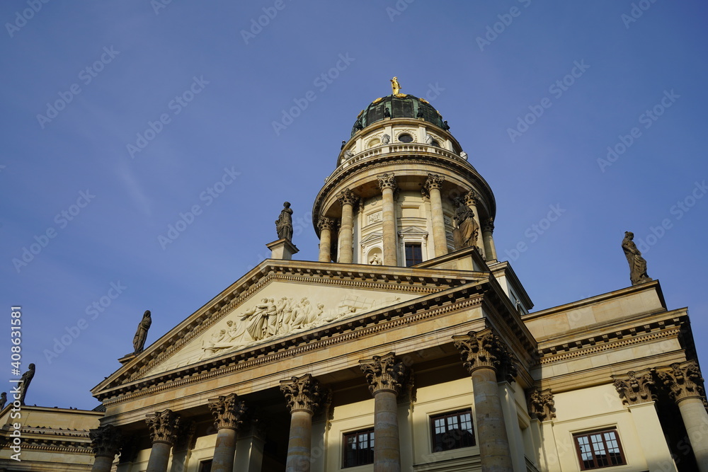 Der Deutsche Dom am Gendarmenmarkt in Berlin bei blauem Himmel und Sonnenschein