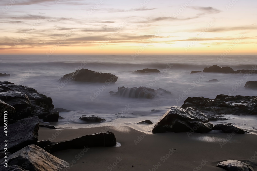 Obraz premium Rocky beach at dusk