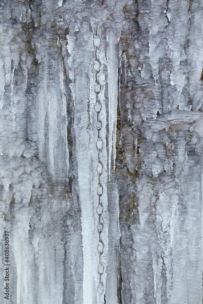 Obraz premium Eisenkette in der Eiswand