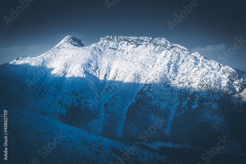 Widok na Kocioł Goryczkowy i Giewont ze szlaku na Kasprowy photo