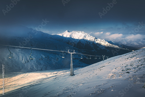 Widok na Kocioł Goryczkowy i Giewont ze szlaku na Kasprowy