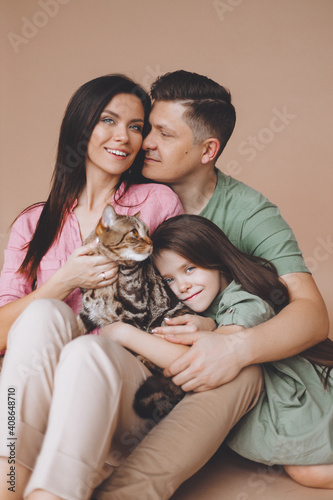 Parents with daughter and cat © Бажена Кухарская