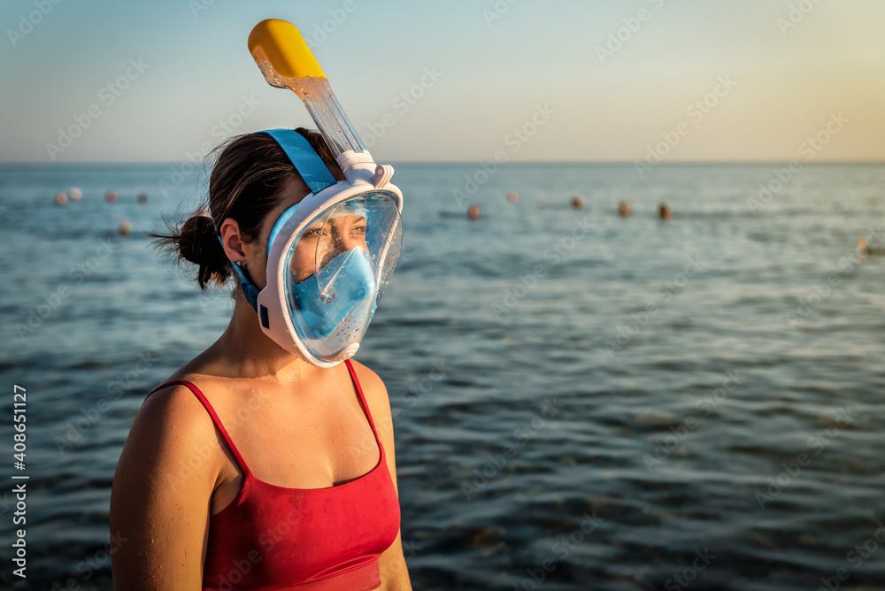 woman in full-face snorkeling mask - obrazy, fototapety, plakaty 