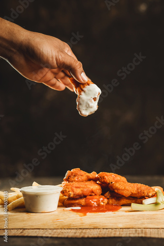 Quadro em tela boneless de pollo calientes y servidas en tabla alitas de pollo