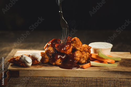 boneless de pollo calientes y servidas en tabla alitas de pollo
